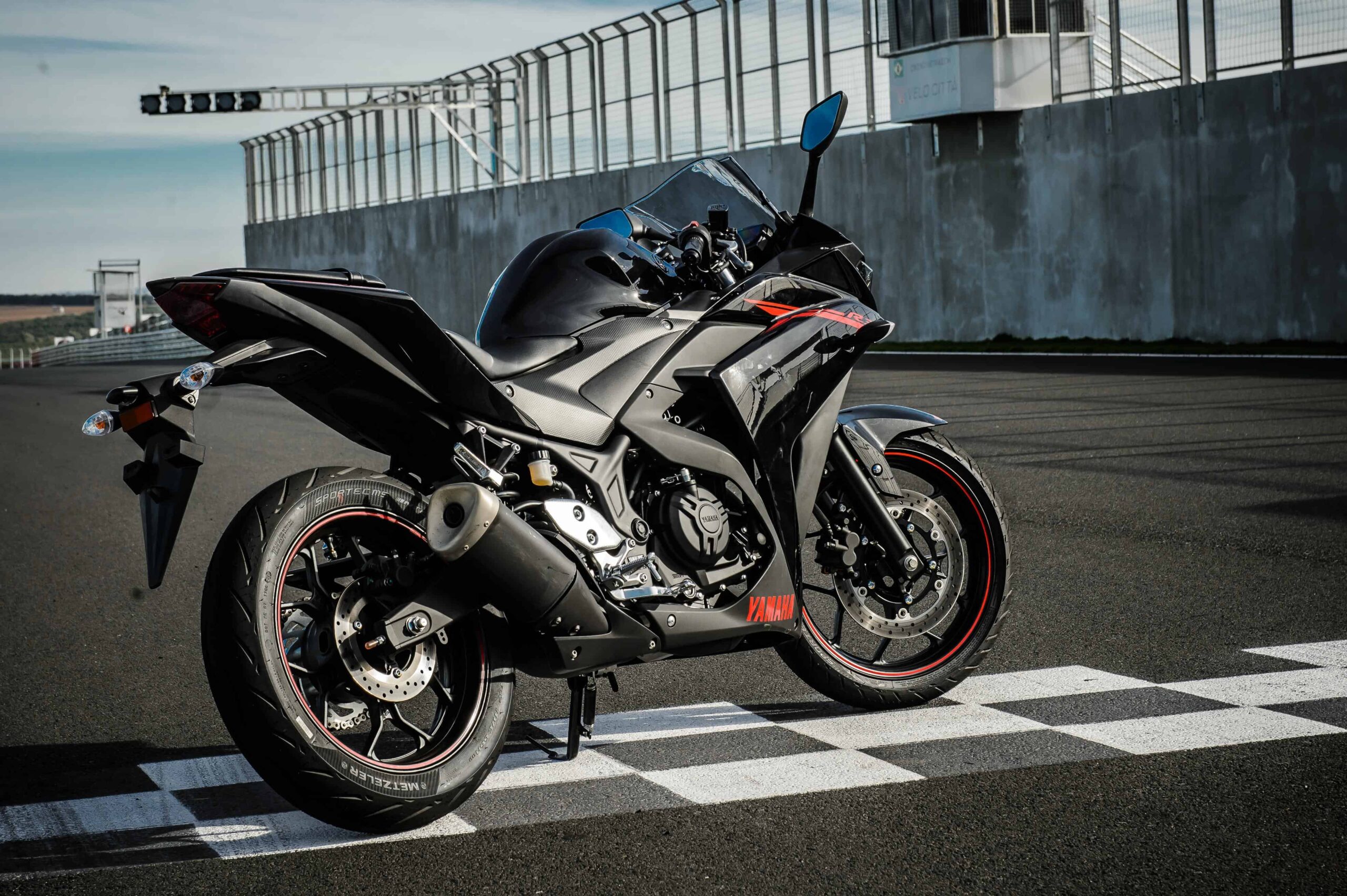 Yamaha YZF-R3 preta