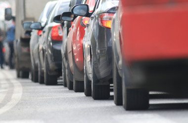 Multa por parar em fila dupla