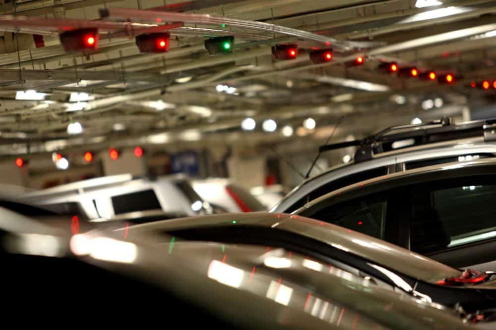 As cidades que disponibilizam o serviço de estacionamento rotativo destinam locais estratégicos.