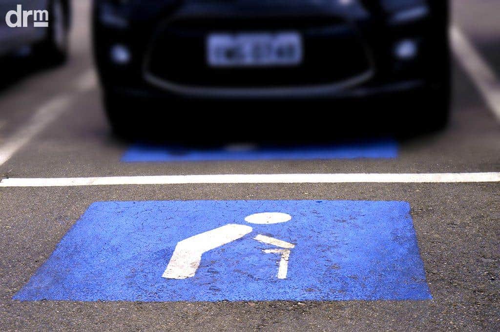 vaga para deficientes idosos estacionamento privado