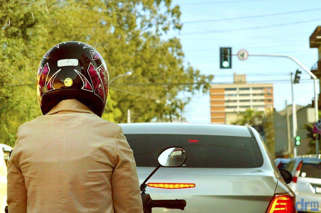 ANDANDO DE MOTO SEM CAPACETE NA RUA 