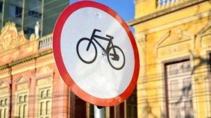 Placa de aviso de recorrência de ciclistas no local