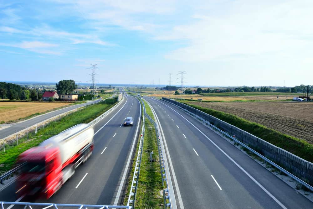 Para automóveis, camionetas e motocicletas – 110km/h Para os demais veículos – 90km/h