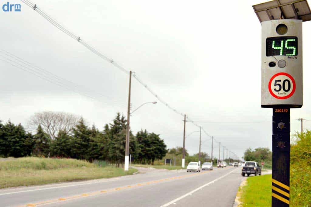 Radar na estrada indica a velocidade máxima permitida