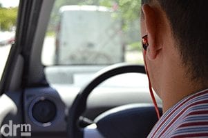 Dirigir com fone de ouvido dá multa? Saiba o que diz a LEI