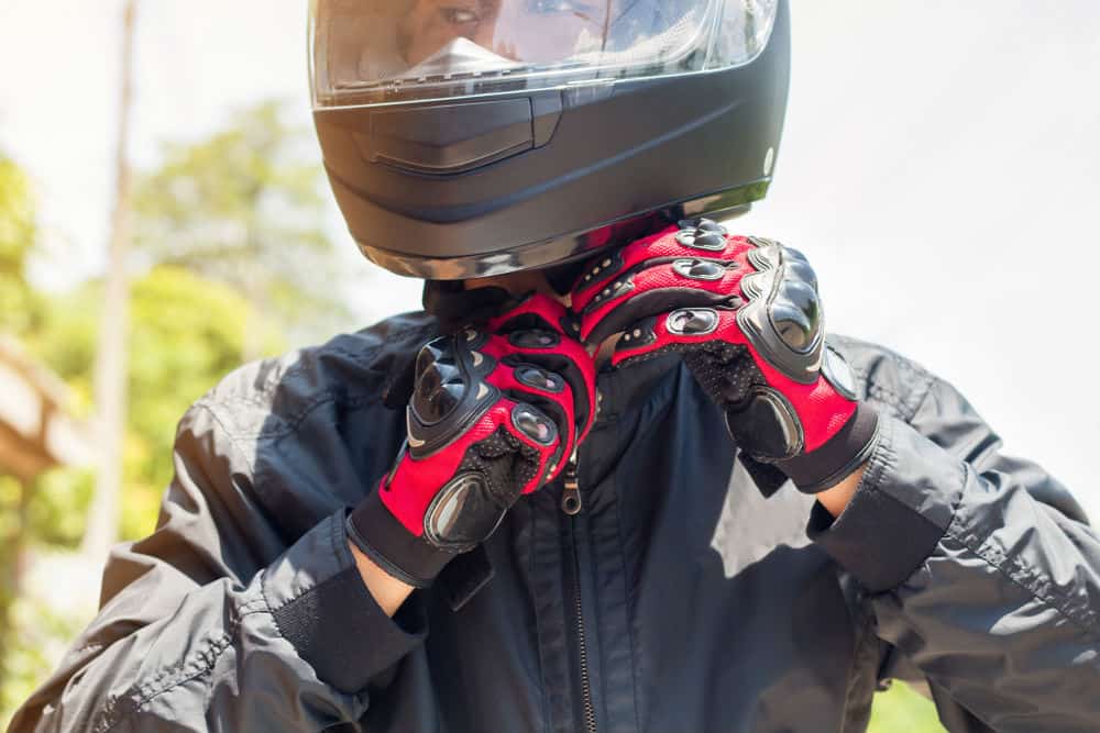 andar de moto com seguranca capacete