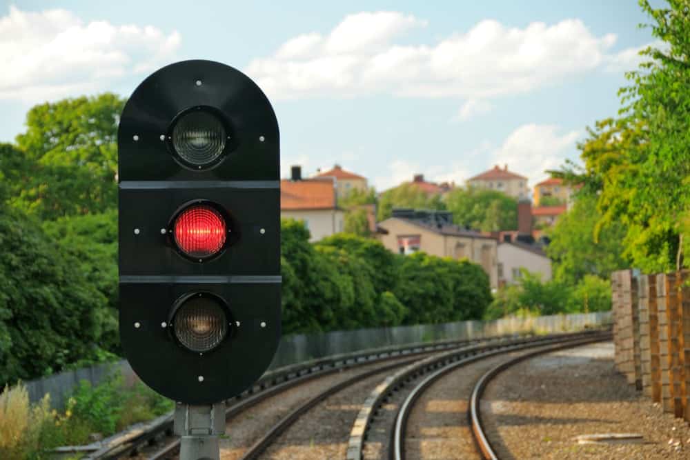 avancar sinal vermelho semaforo ferrovia