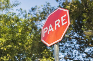 Deixar de dar preferência em interseção não sinalizada