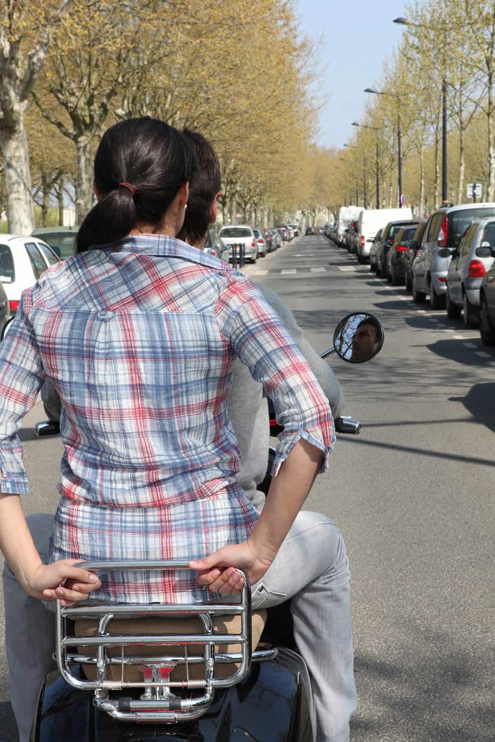 ANDANDO DE MOTO SEM CAPACETE NA RUA 