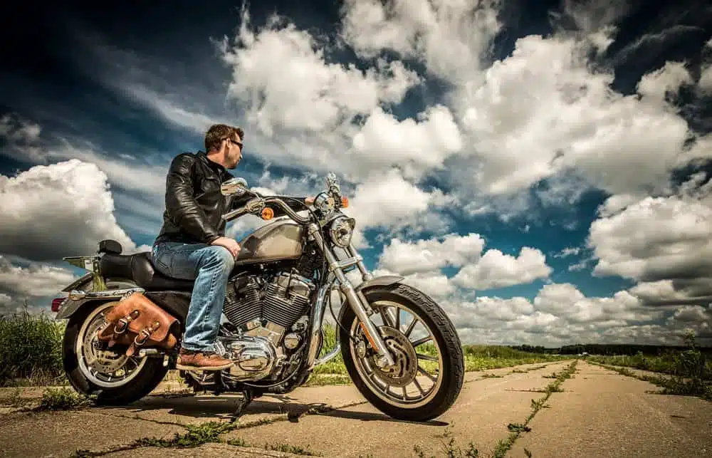 Criança Andando De Moto Com a Mão Levantada Imagem de Stock