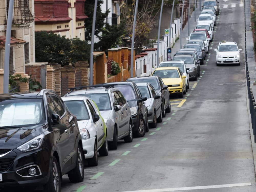 como estacionar entre dois carros ladeira