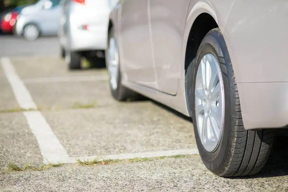 valor da multa por estacionar na calcada quando ocorre
