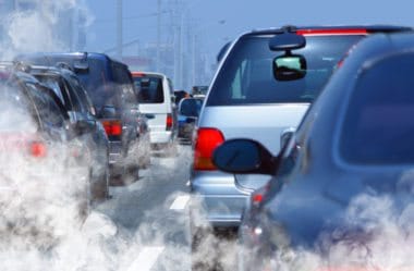 Transitar com o veículo produzindo fumaça, gases ou partículas