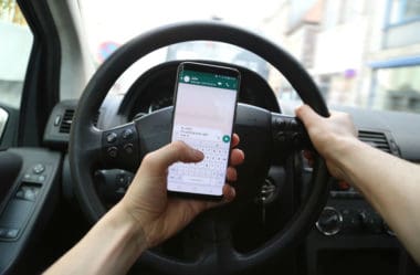 Como recorrer multa por celular na mão
