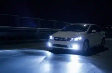 Conduzir veículo com equipamento do sistema de iluminação alterado