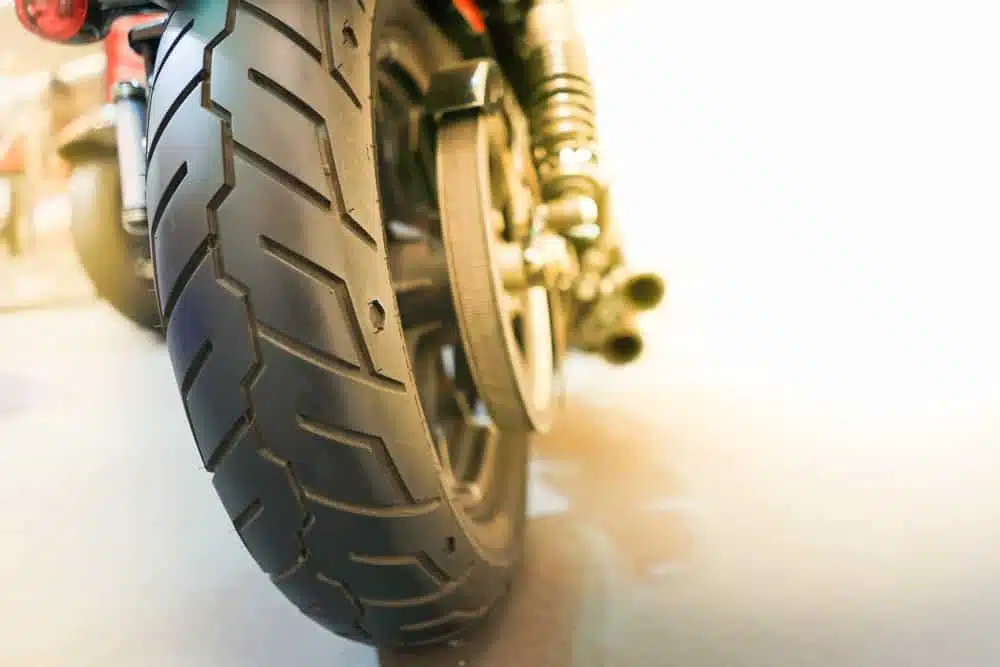 moto de corrida pneus largos