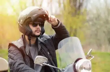 Capacete na testa: multa
