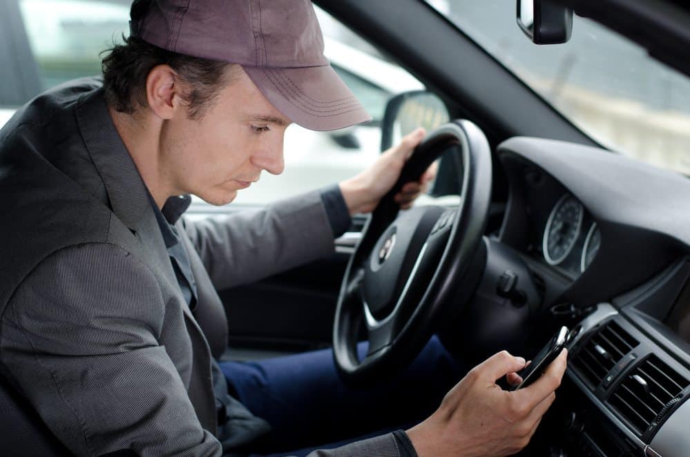 O uso de celular ao volante é um fator de risco, mas esse não é o único ponto com que você precisa se preocupar