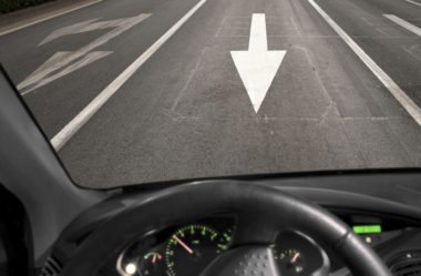 Transitar pela contramão de direção em vias com sinalização de regulamentação de sentido único