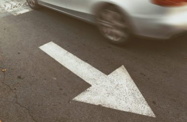 Multa de contramão: quantos pontos, valor, quando dá suspensão e como se defender