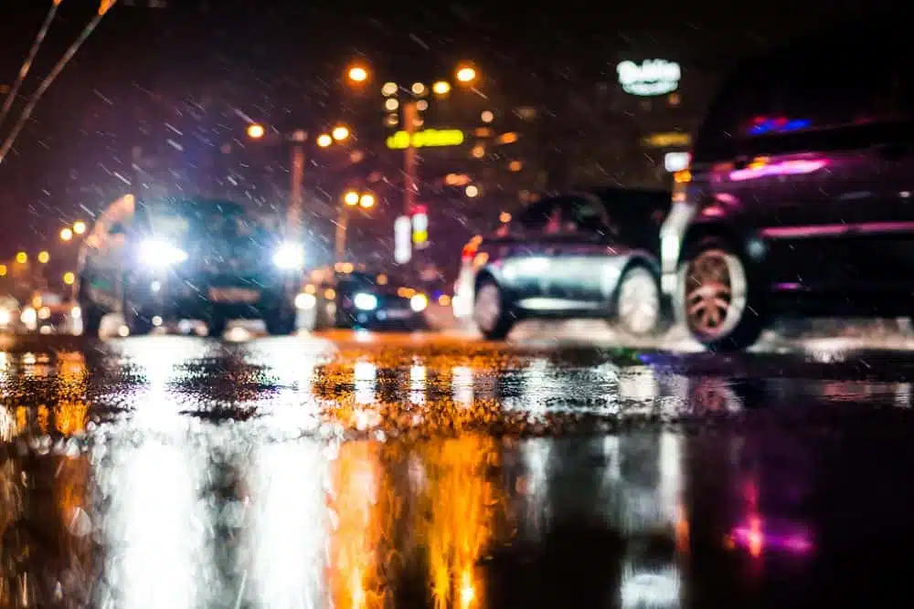 dirigir na chuva perigos