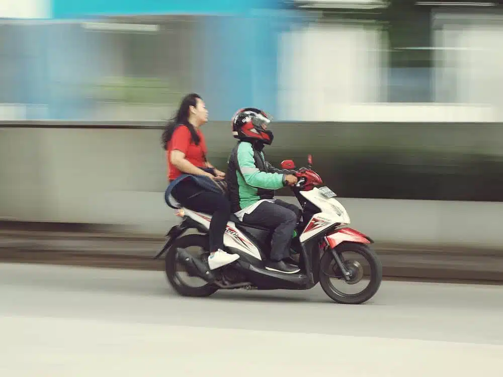 ANDANDO DE MOTO SEM CAPACETE NA RUA 