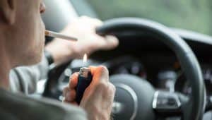 multa por dirigir fumando outros 8 comportamentos infracoes capa