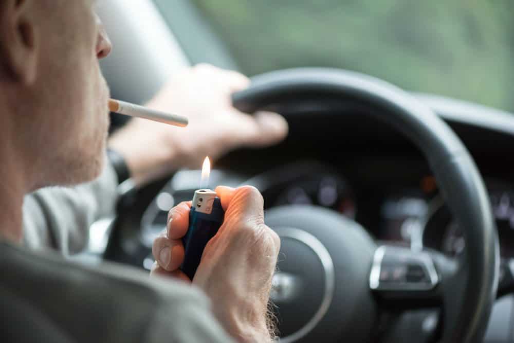 multa por dirigir fumando outros 8 comportamentos infracoes