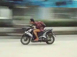 É proibido pilotar moto de chinelo? Gera Multa?