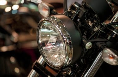 Farol quebrado dá multa?