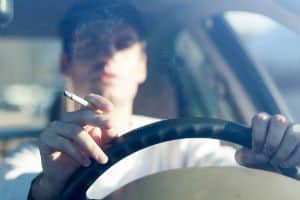 Conheça o Projeto de Lei que Pretende Punir o Motorista Que Dirigir Fumando