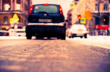 Art. 221 CTB: Portar no veículo placas de identificação em desacordo