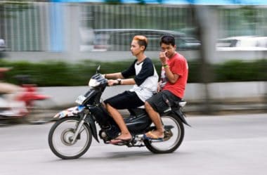 Andar sem capacete perde a carteira?