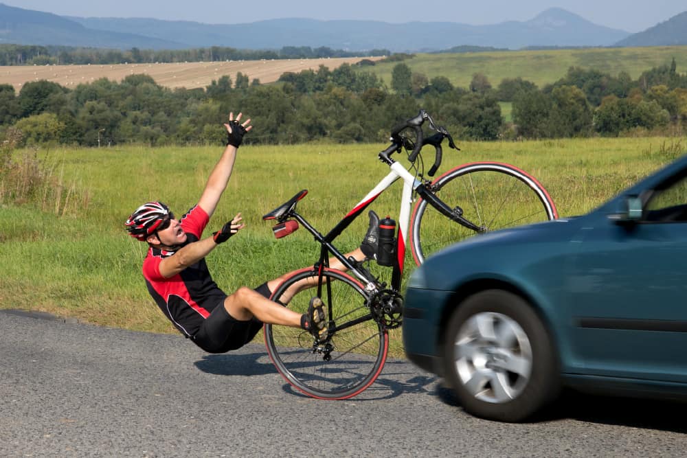 Conforme o CTB, a distância mínima que deve ser mantida entre o veículo automotor e a bicicleta é de 1, 50 m