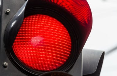 Multa de farol vermelho multiplica?