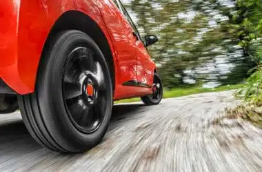 Conduzir o veículo com silenciador de motor defeituoso deficiente inoperante