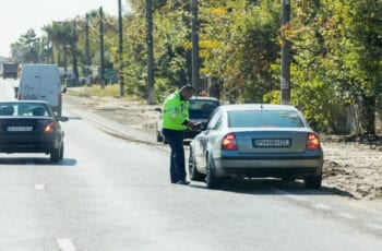 Agente de Trânsito Escondido Pode Multar?