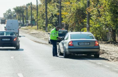 Agente de Trânsito Escondido Pode Multar?