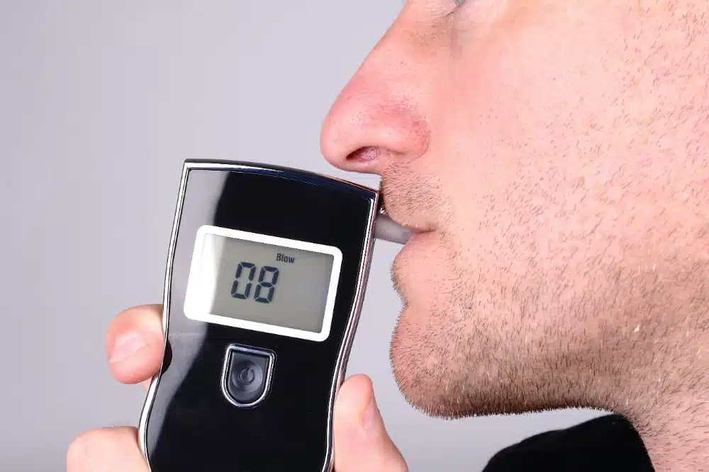O teste do bafômetro mede e quantidade de álcool presente no ar alveolar do condutor