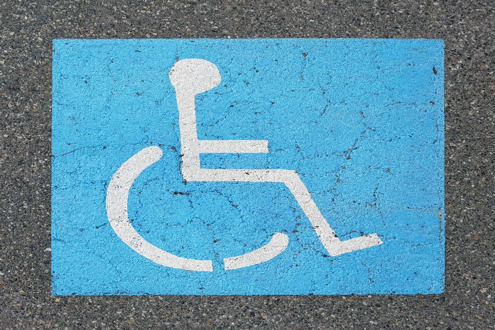 Demarcação de estacionamento exclusivo para deficientes