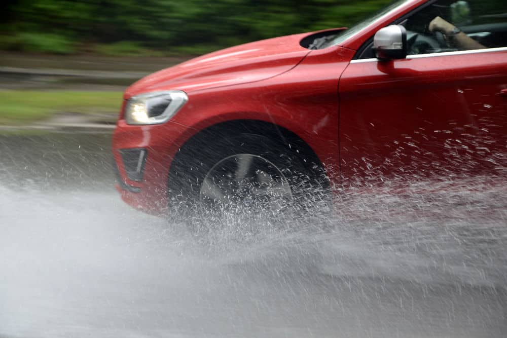 Os riscos de acidentes em dias de chuva aumentam se os pneus de seu veículo estiverem carecas