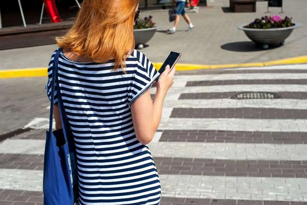 Muitos pedestres atravessam as vias sem prestar atenção na movimentação do trânsito
