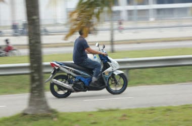 Conduzir motocicleta, motoneta ou ciclomotor sem capacete de segurança: suspensão do direito de dirigir
