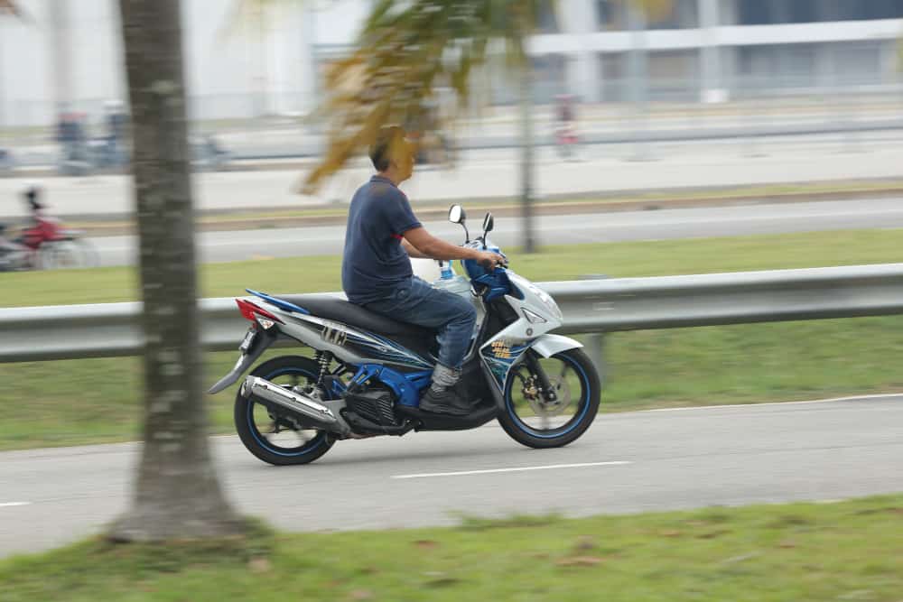 ANDANDO DE MOTO SEM CAPACETE NA RUA 