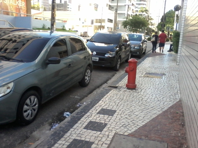 Quando o motorista estaciona junto de hidrantes: Artigo 181 CTB