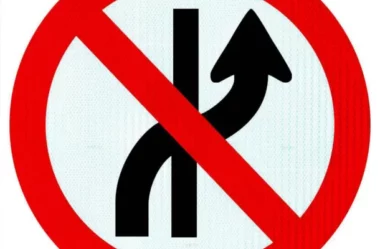 Placa R8b: Proibido mudar de faixa ou pista de trânsito da direita para esquerda