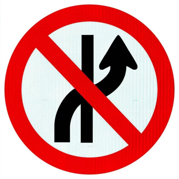 Placa R8b: Proibido mudar de faixa ou pista de trânsito da direita para esquerda
