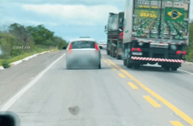 Deixar de dar passagem pela esquerda quando solicitado é infração?