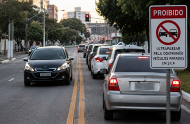 Infração 5959: ultrapassar pela contramão veículo parado em fila