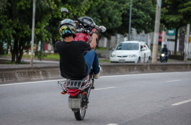 Infração 7056: conduzir motocicleta, motoneta, ciclomotor ou ciclo fazendo malabarismo ou equilibrando-se em uma roda